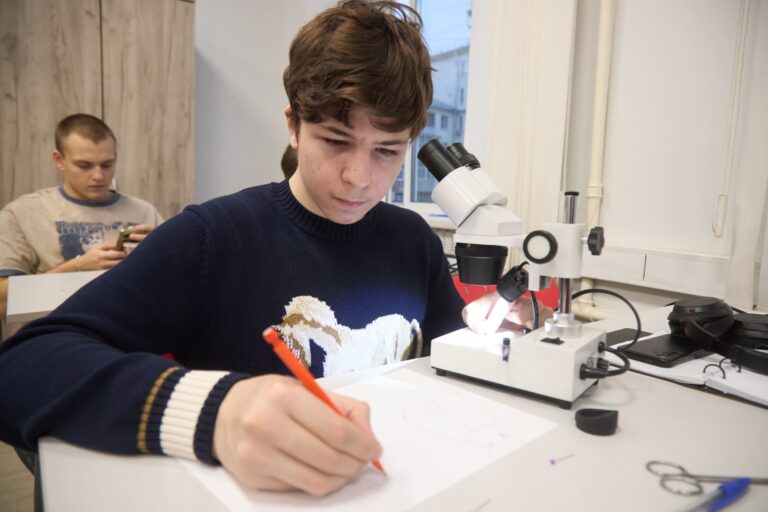 Узнайте, как бактерии научили нас редактировать гены, на нашем вебинаре