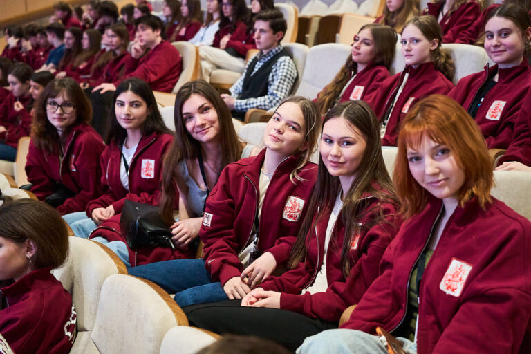 Московские школьники завоевали дипломы на ВсОШ по математике, праву, литературе и ещё четырём предметам